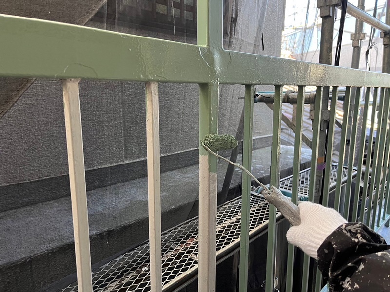 板橋区アパート　外壁塗装工事　階段手摺中塗り